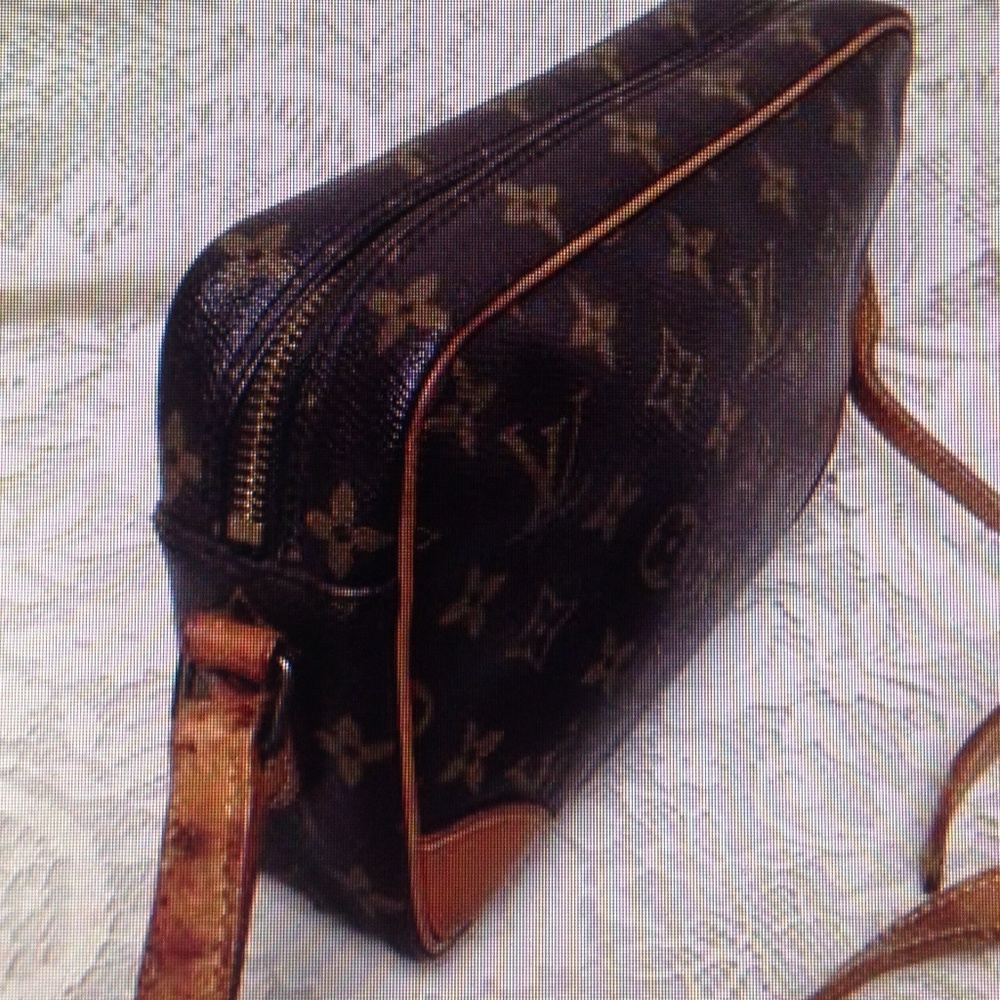 Authentic, Louis Vuitton Mono Leather Trocadero - Picture 4 of 8